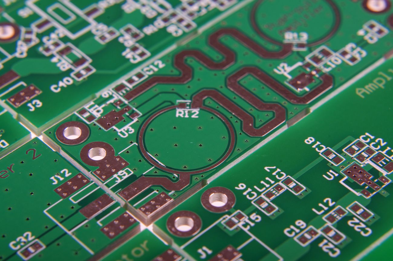 PCB layout microstrip to waveguide transition