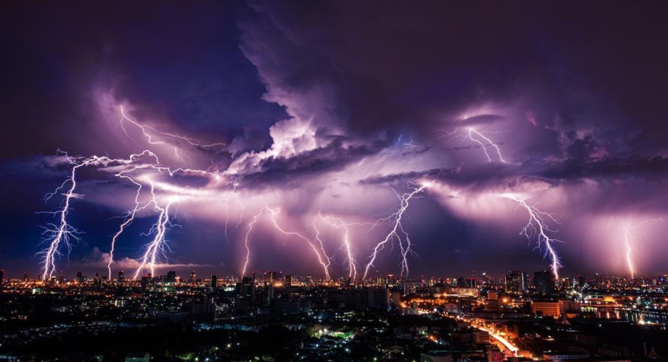 Elektrostatische Entladung während einem Sturm über einer Stadt